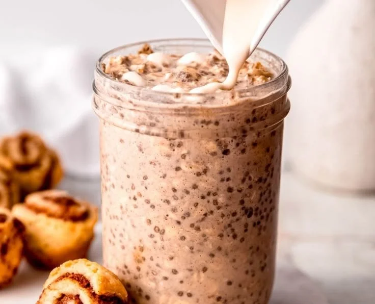 Delicious cinnamon roll overnight oats in a bowl topped with cinnamon and oats.